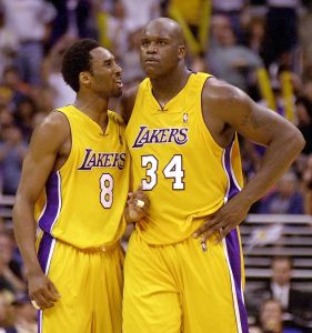 Los Angeles Lakers Kobe Bryant (L) talks to teamma