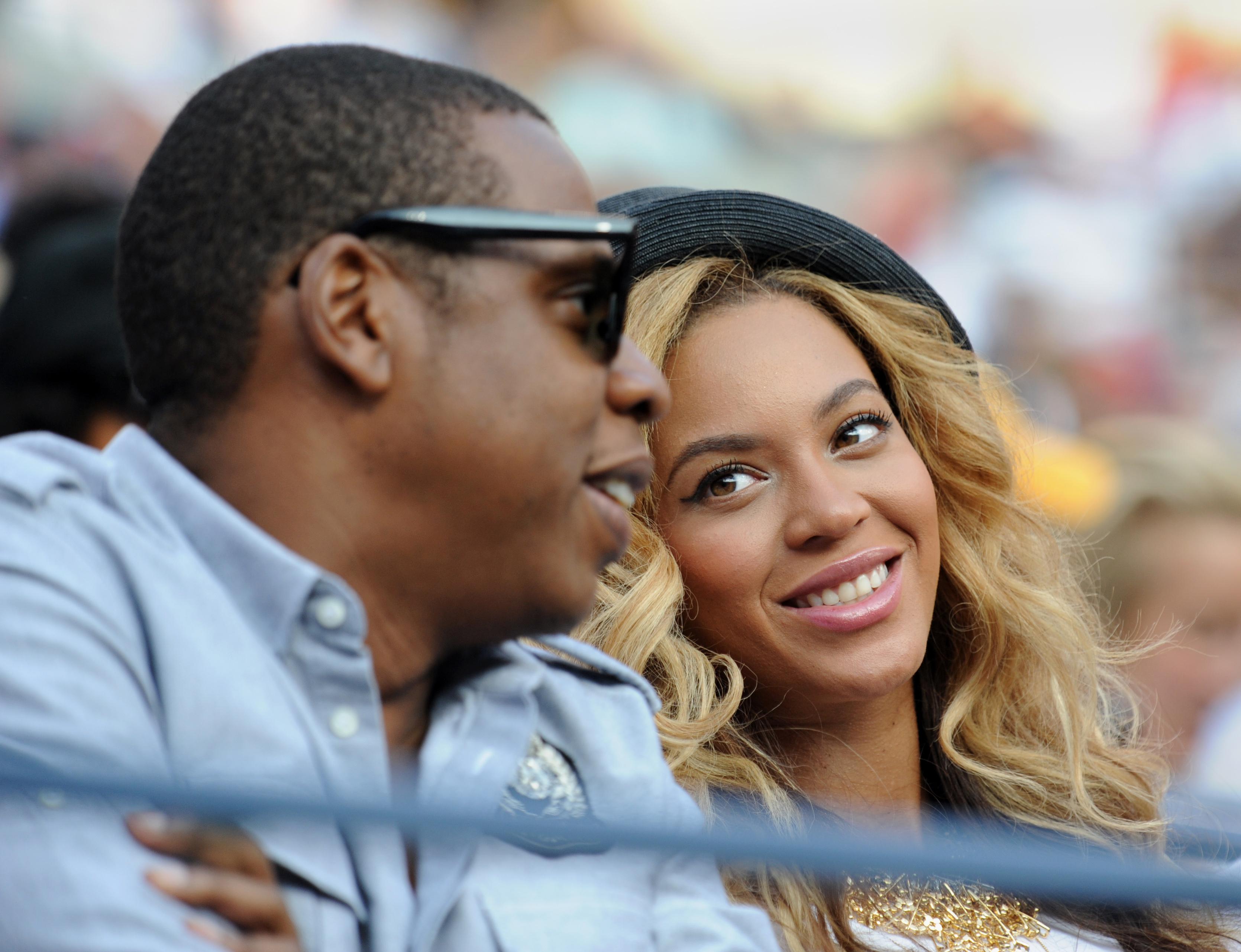 Entertainer Jay-Z (L) and wife Beyoncé (